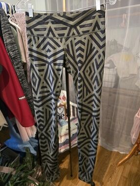 lululemon athletica Wunder Under Chevron Shuffle Fatigue Green Black 6